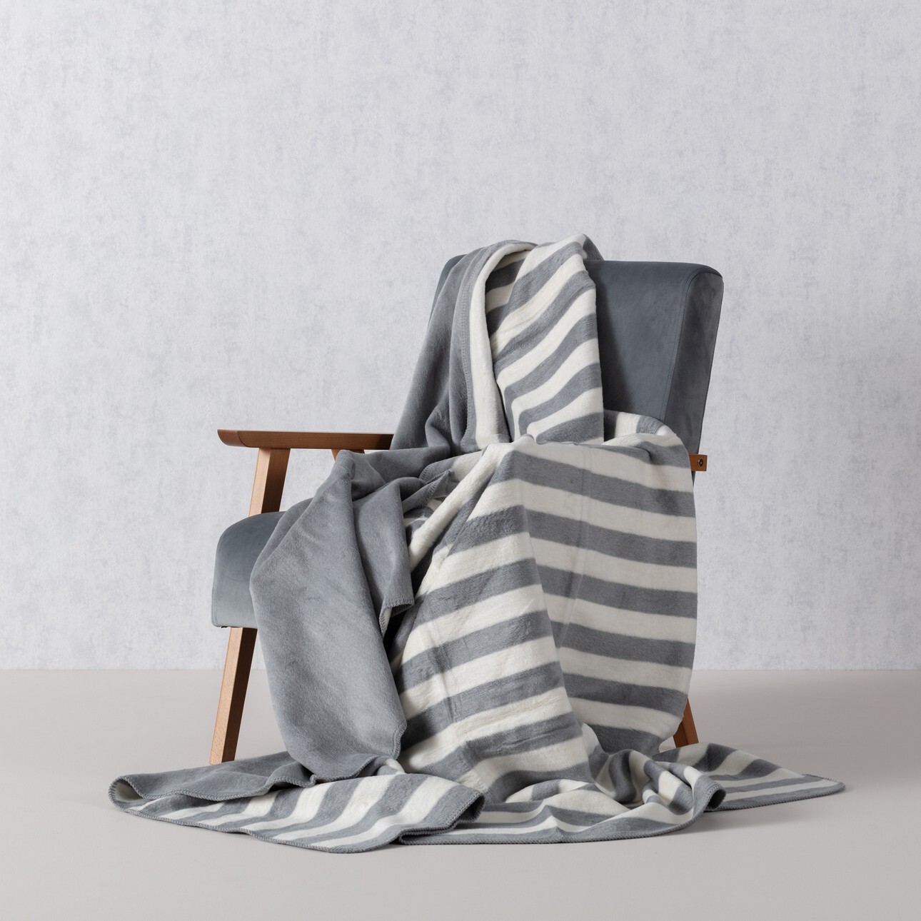 Koc Cosy Home 150x200cm Gray Stripes